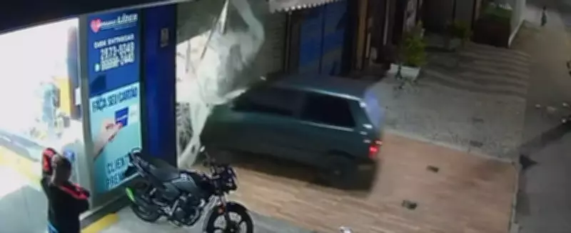 Carro invade loja e destrói vitrine no Centro de Araruama, na Região dos Lagos