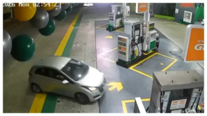 Carro invade posto e derruba bomba de combustível em São Paulo na madrugada