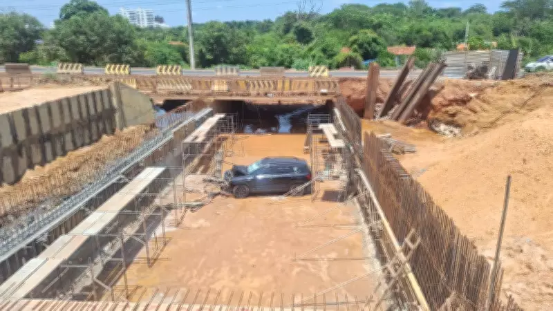 Carro invade área interditada e cai em fosso de ponte em obras na BR-226 no Piauí
