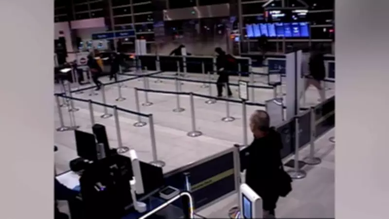 Carro invade terminal de aeroporto nos EUA após quebrar porta de vidro