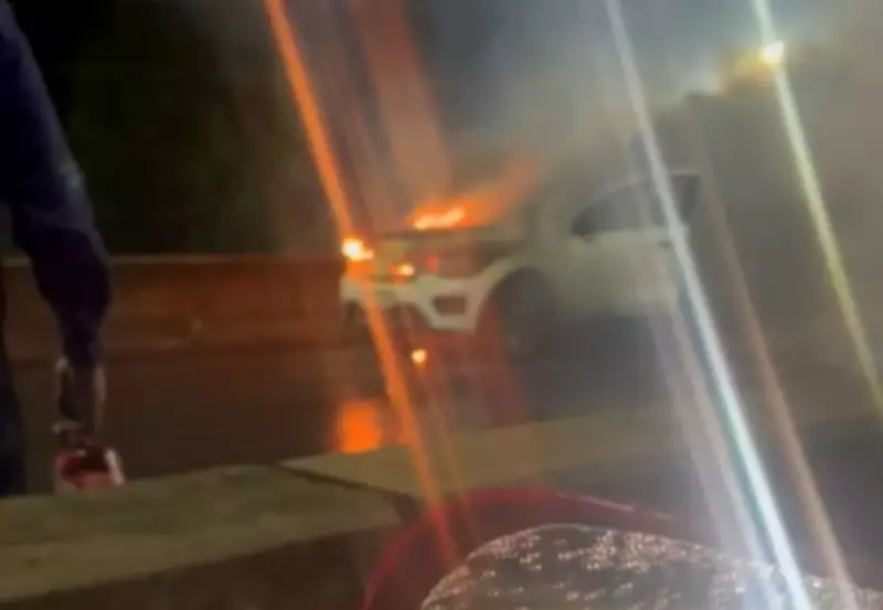 Carro pega fogo em viaduto e causa congestionamento na Zona Oeste de Macapá