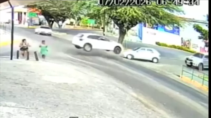 Carro 'voa' e quase atropela duas mulheres em Arcoverde (PE); veja vídeo impressionante