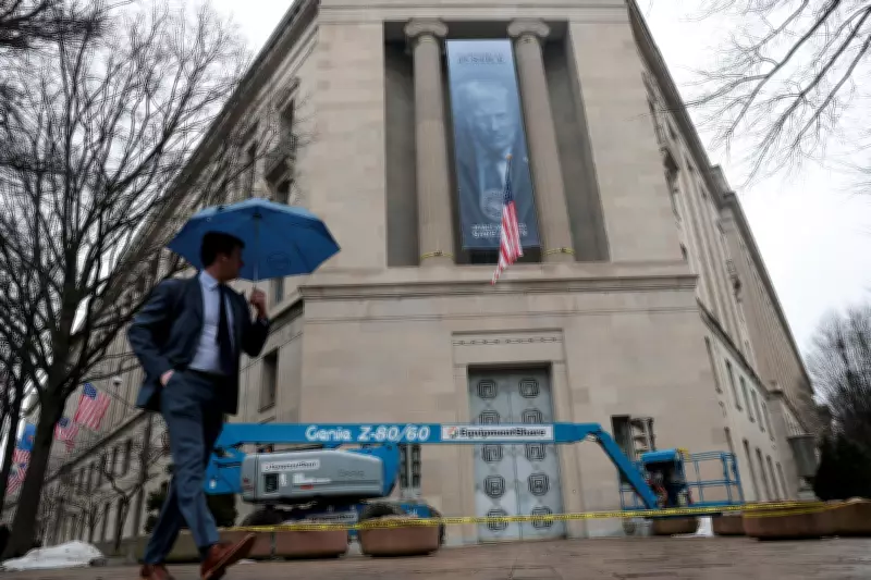 Cartaz de Trump é instalado no Departamento de Justiça dos EUA em nova ação de marcação política