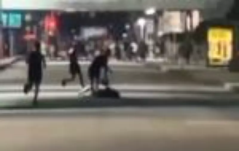 Casal de turistas estrangeiros é agredido e assaltado após bloco de Carnaval no Centro do Rio