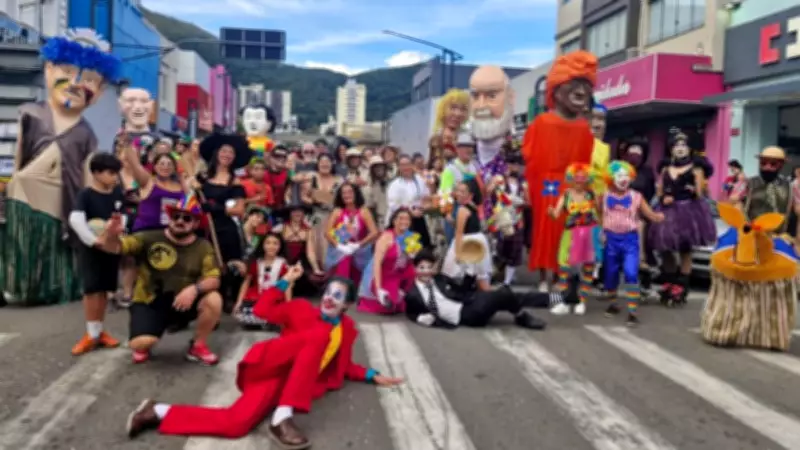 Charanga dos Artistas celebra 25 anos com 8 bonecos e 17 grupos no Carnaval de Poços 2026