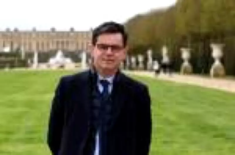 Christophe Leribault assume direção do Louvre para restaurar estabilidade após crises e roubo
