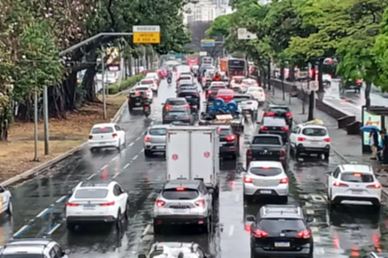 Chuva bate recorde de congestionamento em São Paulo com mais de 1.050 km de lentidão