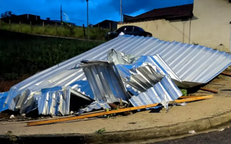 Chuva forte e vendaval causam estragos em cidades do Sul de Minas Gerais