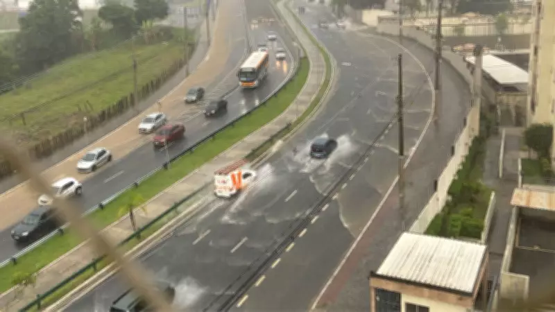 Chuva intensa alaga Avenida Tancredo Neves na zona leste de São José dos Campos