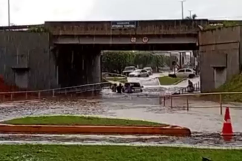 Chuva intensa alaga Chapadão do Sul e deixa caminhonete submersa no centro da cidade