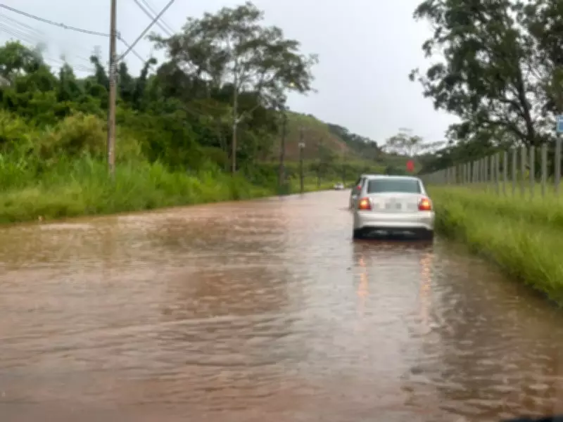 Chuva intensa alaga ruas e avenidas em Juiz de Fora, com alerta de temporal renovado