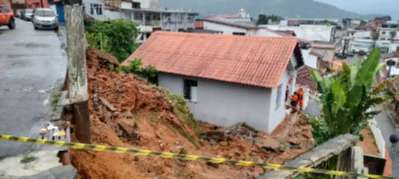Chuva intensa causa deslizamento e interdita imóvel em Angra dos Reis