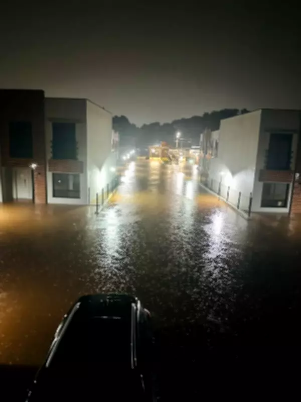 Chuva intensa de 115 mm faz lago transbordar e alaga casas em condomínio de Paulínia