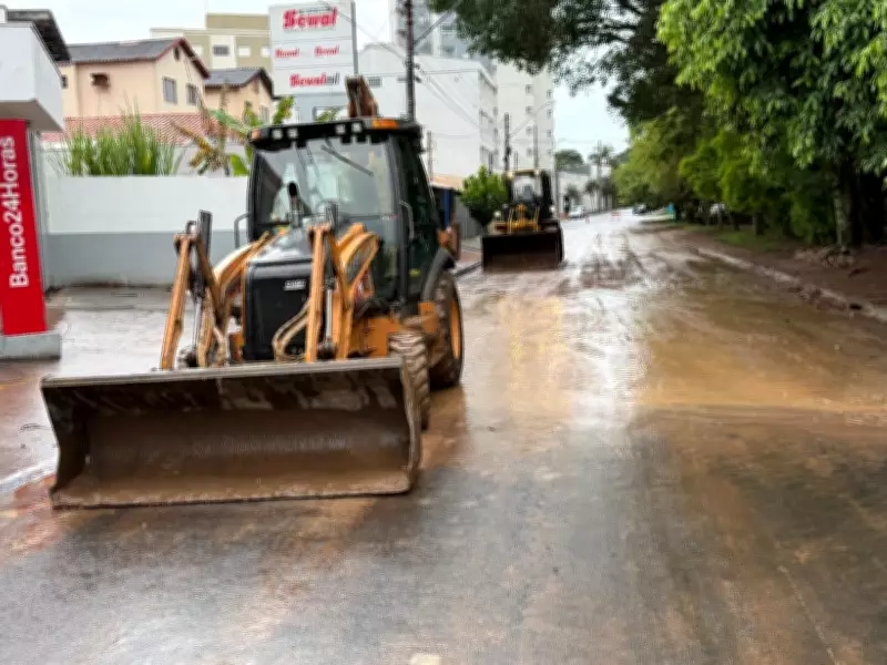 Chuva intensa deixa sete veículos ilhados e causa alagamentos em São Carlos, SP