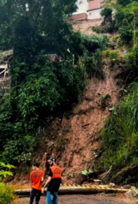 Chuva intensa derruba casa e deixa nove desalojados em Paracambi, no Rio de Janeiro