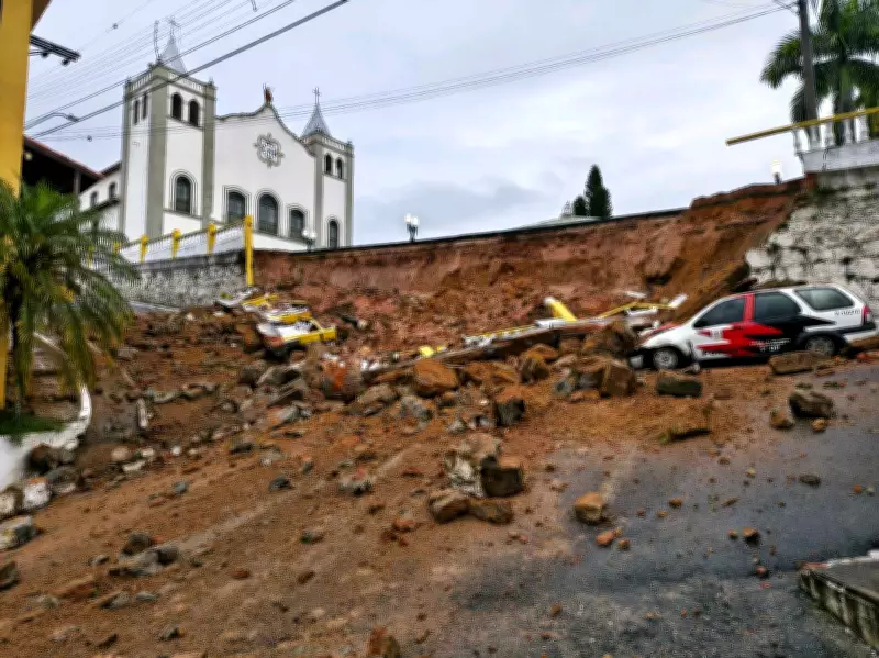 Chuva intensa derruba muro sobre viatura policial e causa estragos em cidades do Vale do Paraíba