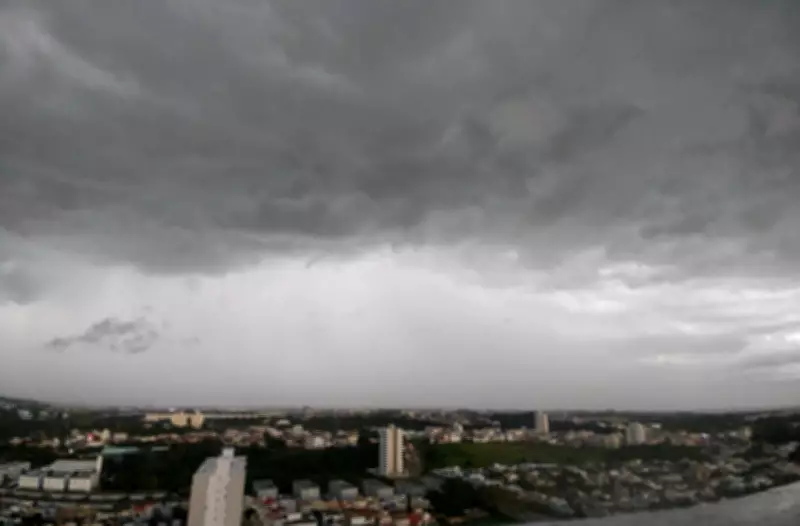 Chuva intensa desabriga 30 famílias em Ubatuba e mantém Vale do Paraíba em alerta