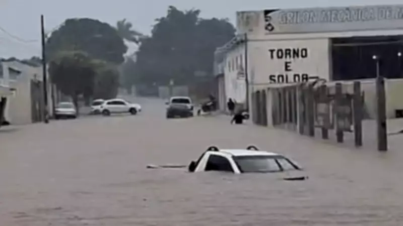 Chuva intensa em Primavera do Leste (MT) deixa carro ilhado e ruas alagadas