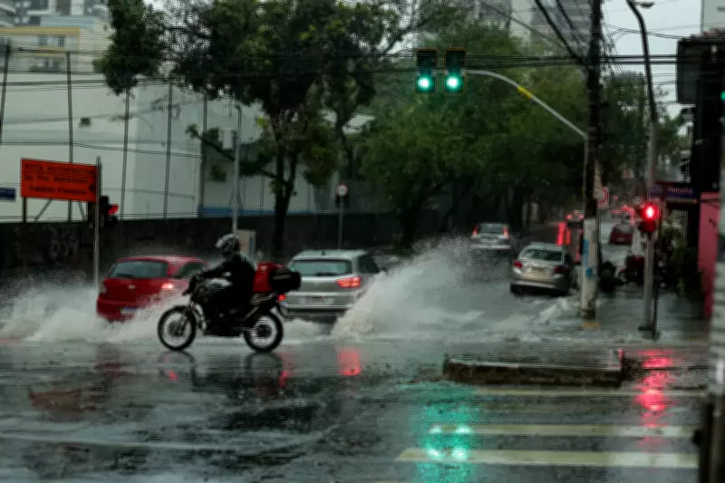 Chuva intensa em São Paulo: alertas do Inmet e cenas de alagamentos em Pompeia e Santo André