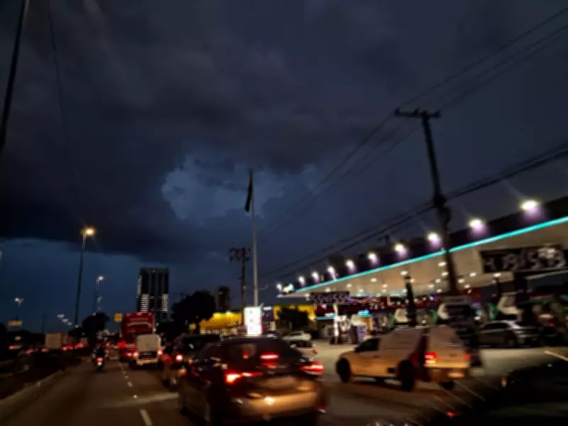 Chuva intensa em São Paulo causa alagamentos e queda de estruturas na capital