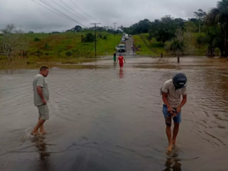 Chuvas intensas inundam ruas e rodovias em Cruzeiro do Sul, no Acre