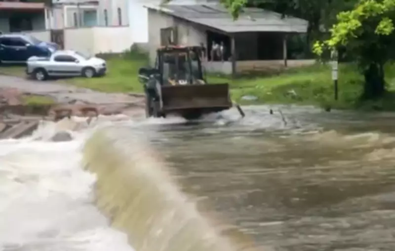 Chuvas intensas no Litoral Norte de SP destroem ponte e deixam moradores ilhados