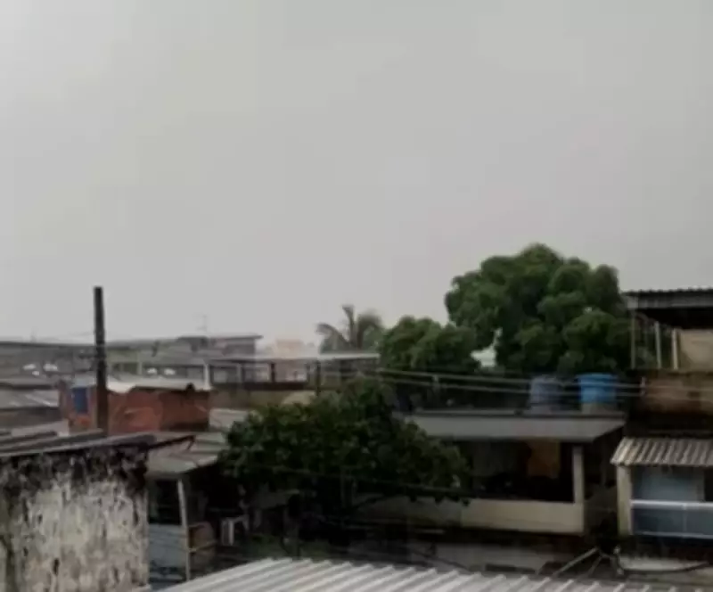 Chuvas intensas no Rio de Janeiro causam bolsões d'água e alerta de deslizamentos