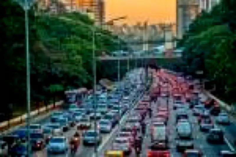 Cidades Adoecidas: Como Poluição e Crise Hídrica São Sintomas de Escolhas Urbanas Equivocadas