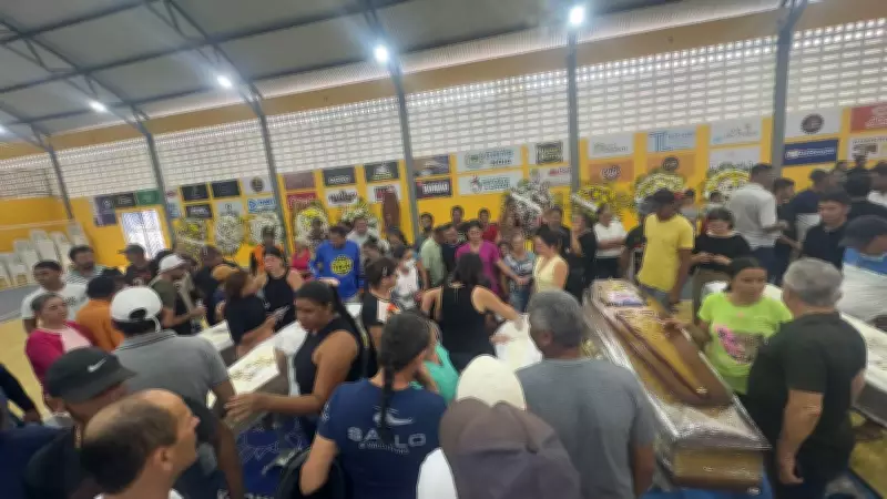Cinco vítimas de acidente com ônibus de romeiros são veladas coletivamente em ginásio de Coité do Nóia
