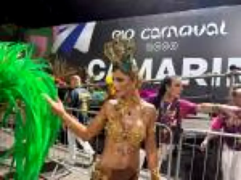 Cintia Dicker desafia proibição e usa vape durante desfile do Salgueiro no Carnaval