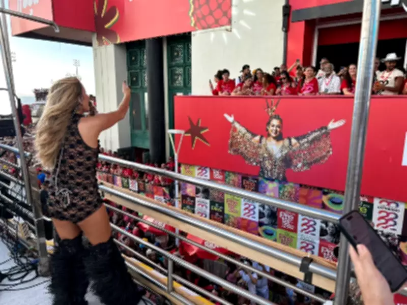 Claudia Leitte se declara para Gilberto Gil e Flora durante desfile de carnaval em Salvador