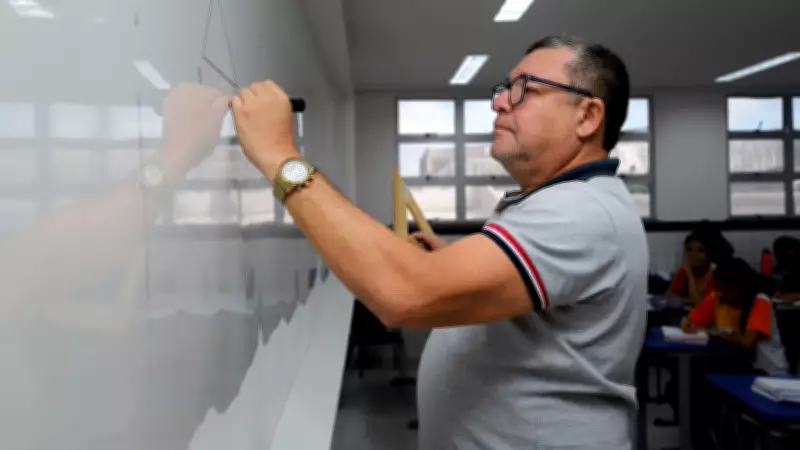 Câmara de Fortaleza aprova reajuste de 5,4% no piso salarial de professores municipais