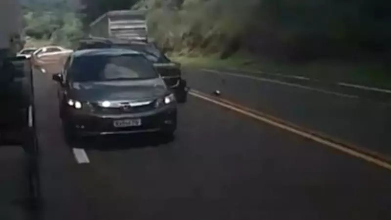 Câmera de caminhão flagra acidente grave com seis veículos na BR-27, no Paraná