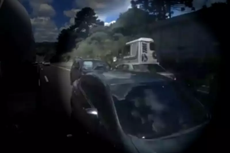 Câmera de caminhão flagra acidente grave na BR-277 após ultrapassagem mal sucedida