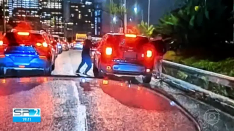 Câmera de motociclista flagra assalto com 'quebra-vidro' na Marginal Pinheiros em São Paulo