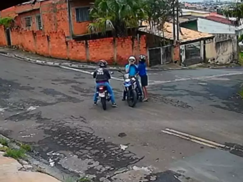 Câmeras de segurança flagram assalto violento a motociclista em Hortolândia
