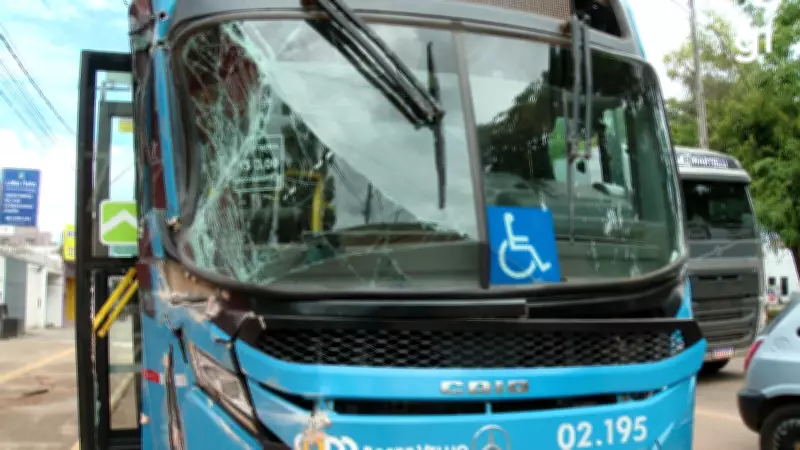 Colisão entre carreta de soja e ônibus deixa três feridos em Porto Velho