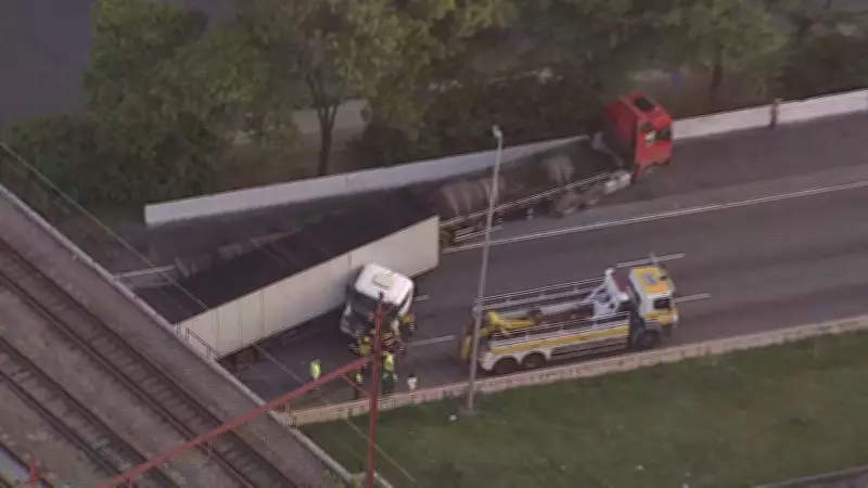 Colisão entre carretas paralisa Marginal do Tietê e causa congestionamento de 4 km