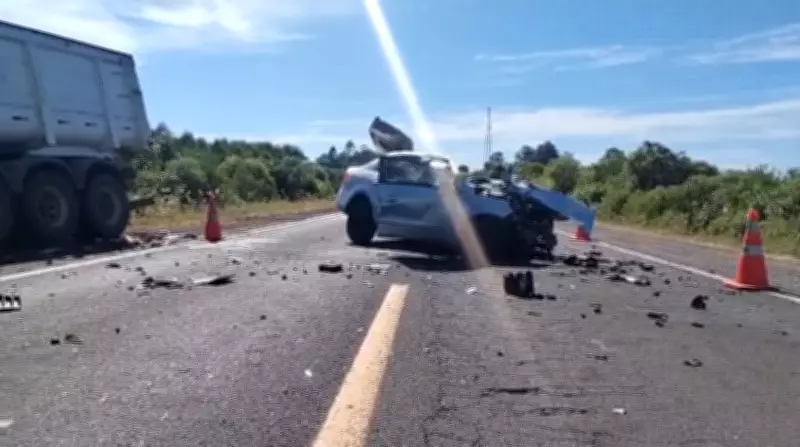 Colisão frontal entre carro e caminhão mata duas pessoas e deixa feridos na BR-290