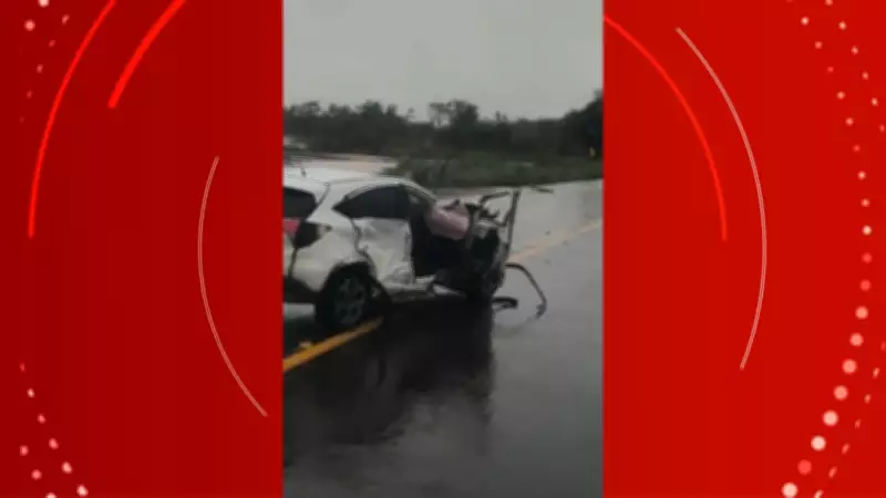 Colisão lateral entre carro e picape na BR-210 em Macapá durante temporal