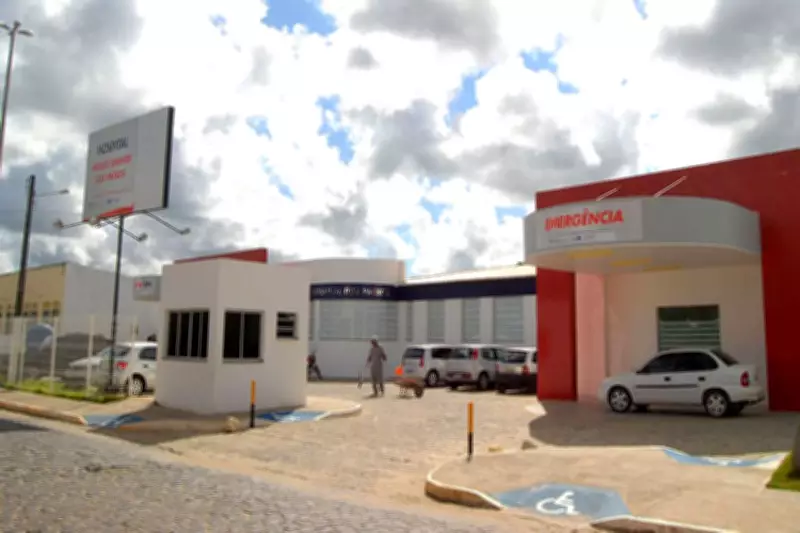 Comerciante sofre ferimentos leves após queda de árvore centenária em São Cristóvão