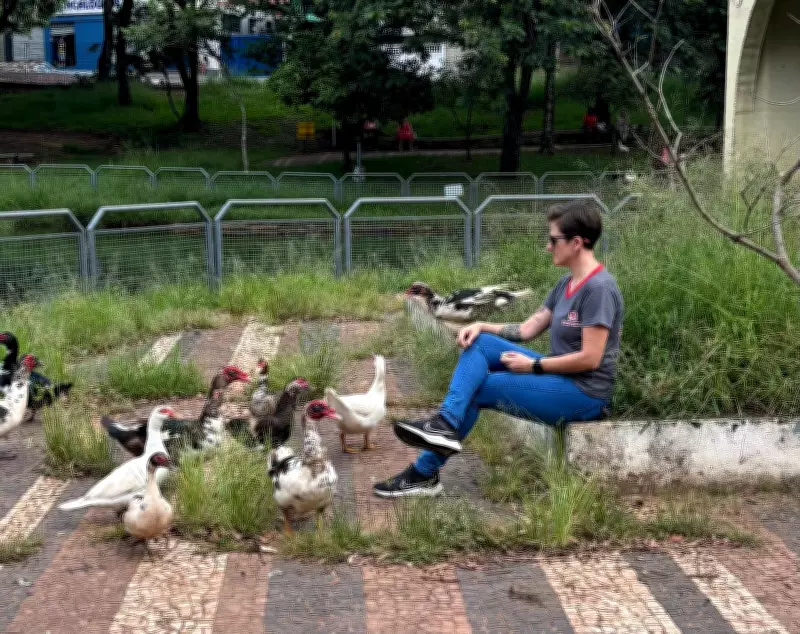 Comerciante viraliza com vídeos bem-humorados para denunciar falta de manutenção em São Carlos