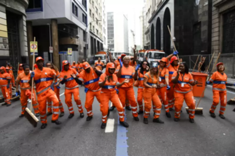 Comlurb recolhe 67 toneladas de lixo na Sapucaí após desfiles da Série Ouro do Carnaval
