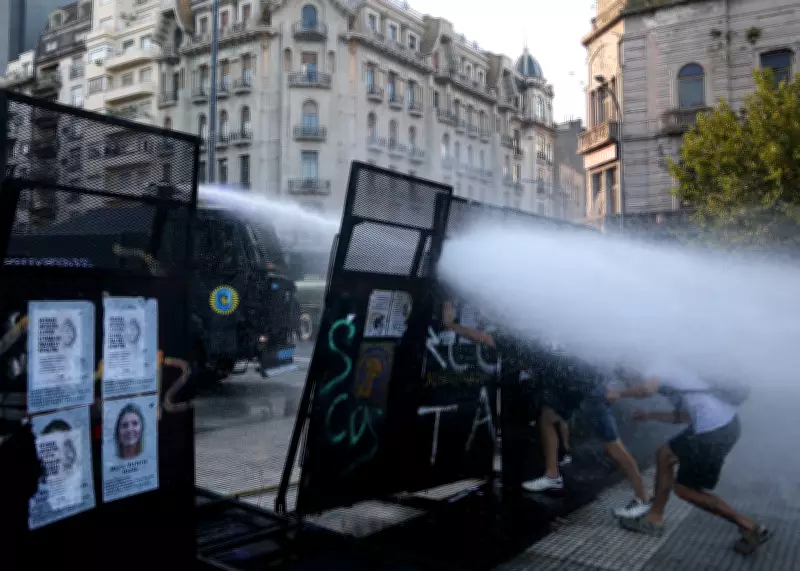 Confrontos em Buenos Aires durante protestos contra reforma trabalhista de Milei