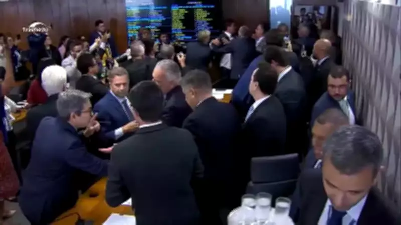 CPMI do INSS é suspensa após briga entre parlamentares em sessão tumultuada