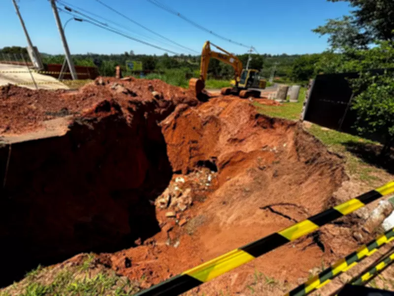 Cratera de 8 metros interdita avenida e causa transtornos em São Pedro