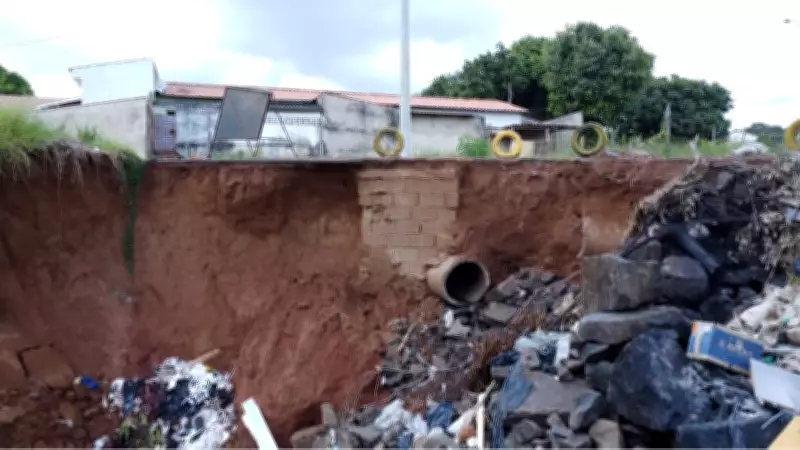 Cratera em Franca ameaça casas e gera alerta de colapso iminente no Jardim Dermínio