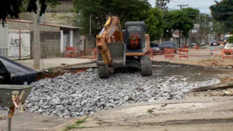 Cratera em São José dos Campos é fechada com pedras; 156 pessoas desalojadas aguardam retorno