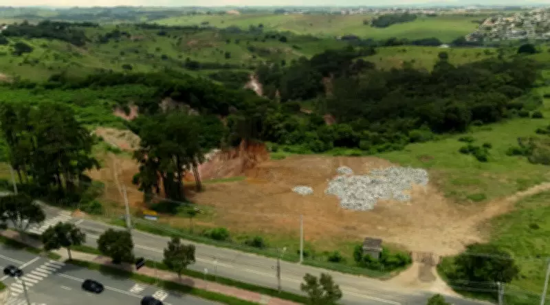 Cratera gigante se expande em São José dos Campos e preocupa moradores