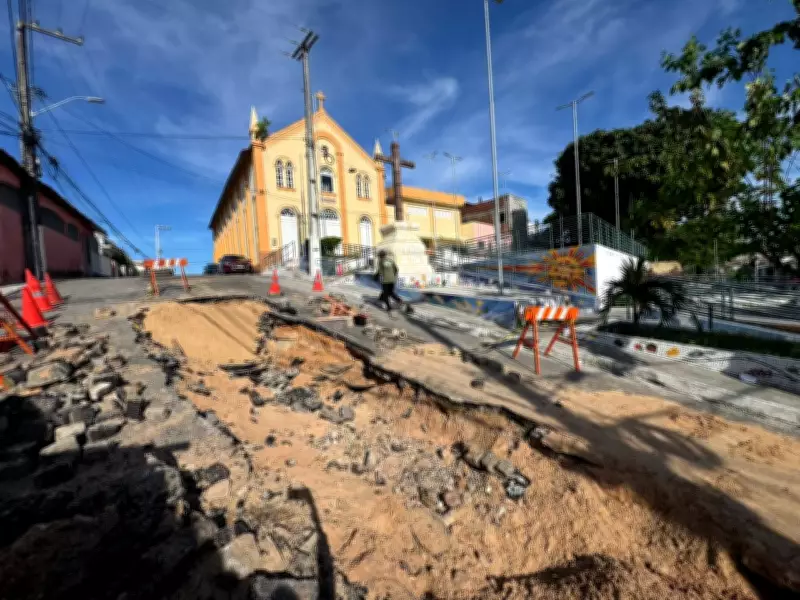 Cratera se abre após rompimento de tubulação no bairro das Rocas em Natal